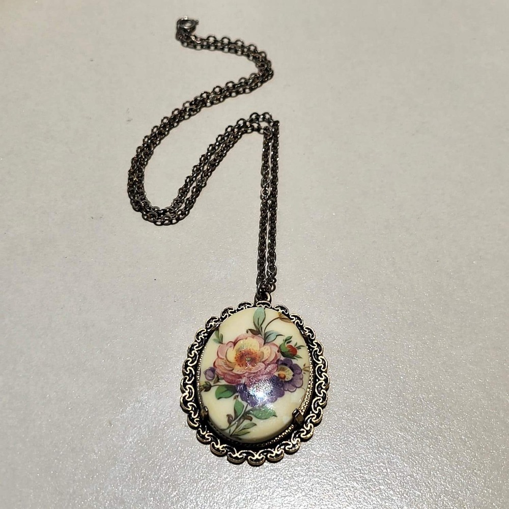 Vintage Gold Tone Metal Floral Pendant Necklace Cream Pink Purple Oval